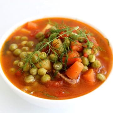 A bowl of green peas stew with dill. In Albania we call this stew Gjelle me Bizele.