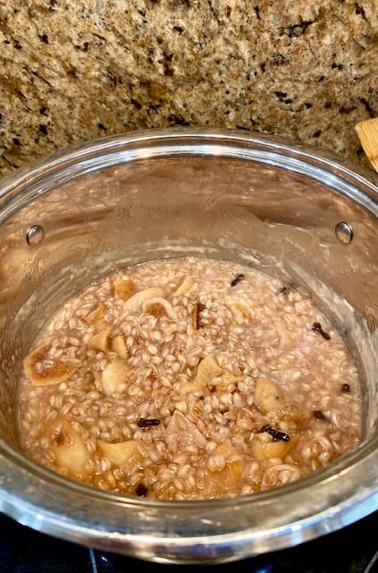 Cooked farro pudding with all ingredients. 